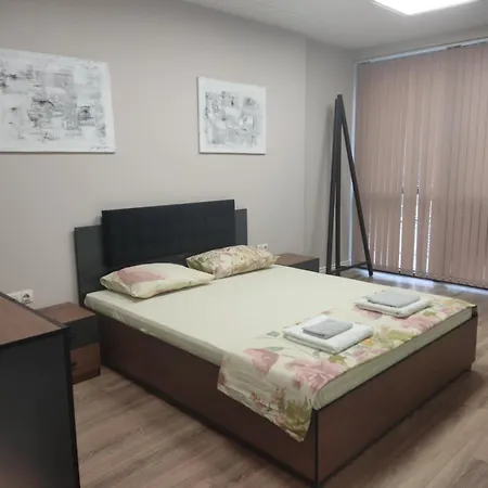 Apartament тристаен владислав 1 *